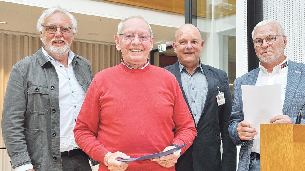 Bruno Schachner, stellvertretender Bürgermeister der Stadt Leer, mit Otto Schoormann aus Weener, er wurde für 50 Jahre unfall­freies Fahren ausgezeichnet. Neben Schoormann Hans-Günter Jelting, Vorsitzender der Verkehrswacht, und Georg Reichelt, Geschäftsführer der Verkehrswacht (im Bild von links).  © Foto: Wolters