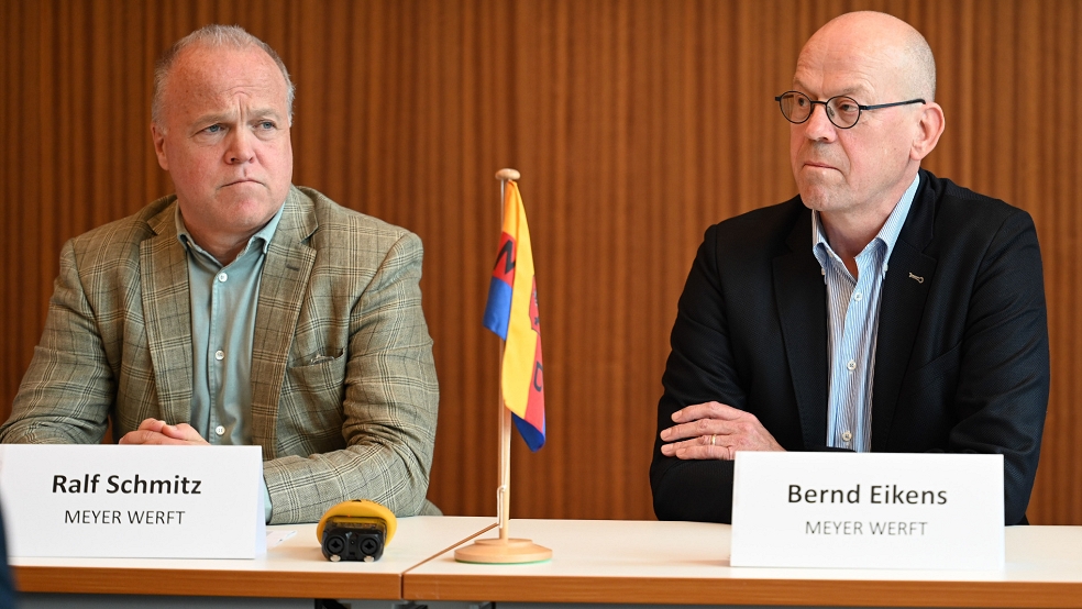 Sanierer Ralf Schmitz und Geschäftsführer Bernd Eikens auf der Pressekonferenz zum vereinbarten Eckpunkte-Papier.  © Penning (dpa)