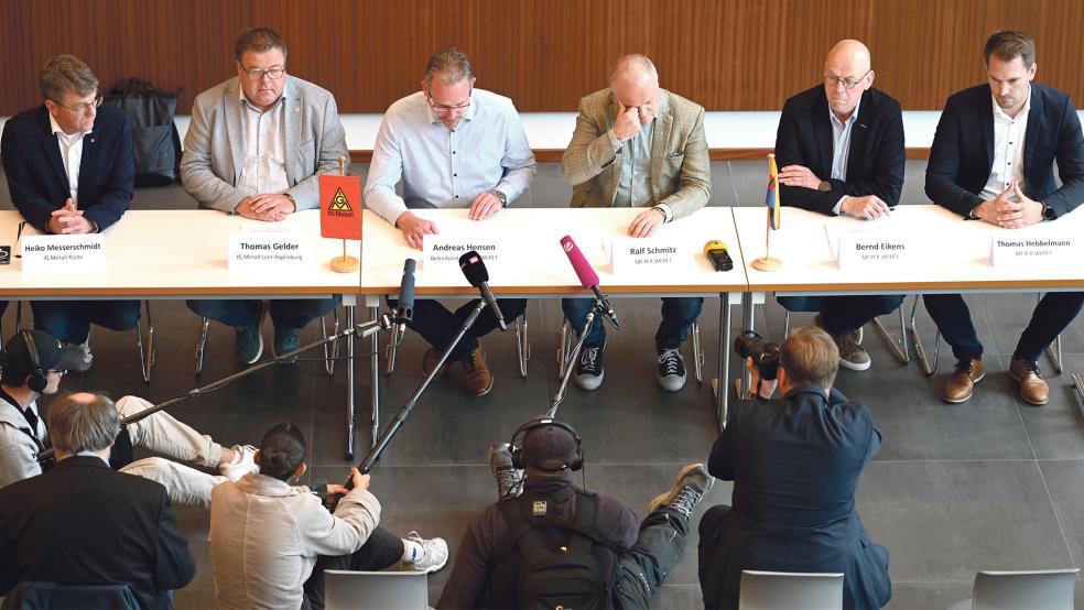 Auf der Pressekonferenz (von links): Heiko Messerschmidt, Thomas Gelder, (beide IG Metall), Betriebsratsvorsitzender Andreas Hensen, Sanierer Ralf Schmitz sowie Bernd Eikens und Thomas Hebbelmann von der Werft-Geschäftsführung.  © Foto: Penning (dpa)