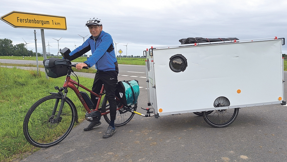 Als sich Hans Fafara am Mittwoch bei Ferstenborgum von der RZ ablichten ließ, hatte er bereits rund 3500 Kilometer mit dem Fahrrad-Wohnwagen »Martha« zurückgelegt.  © Foto: Szyska