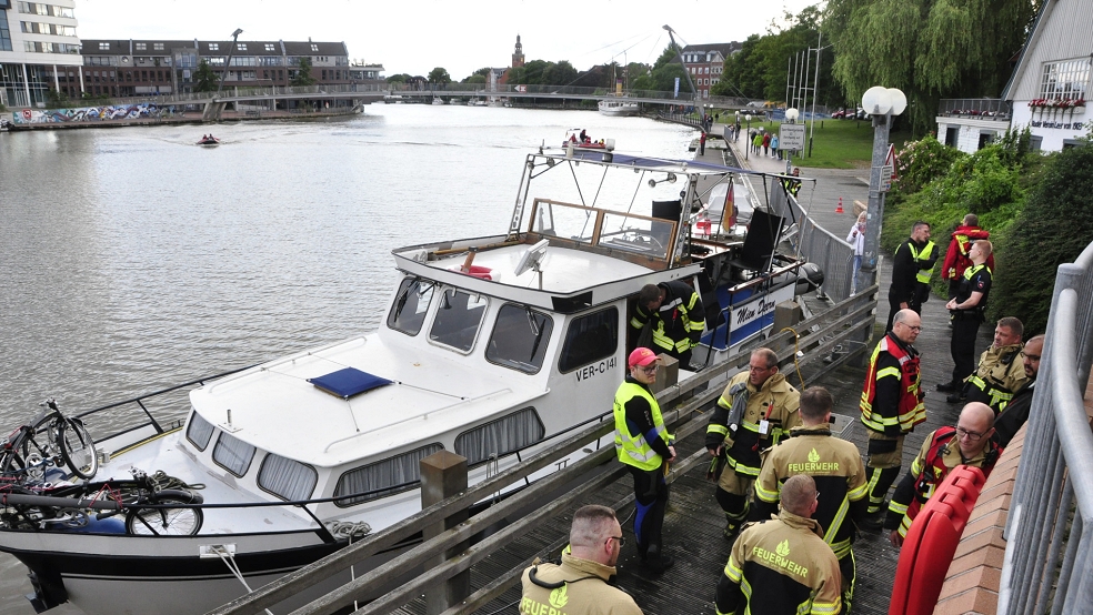 Dieses Motorboot drohte gestern Abend nach einem Wassereinbruch im Freizeithafen von Leer zu sinken. © Wolters