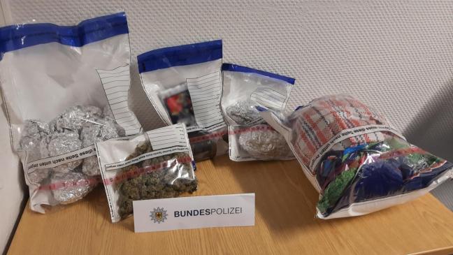 Drogen in herrenlosen Taschen