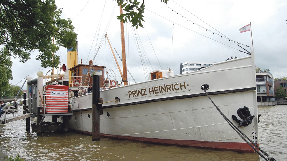 Das Dampfschiff »Prinz Heinrich« an seinem Liegeplatz an der Uferpromenade in Leer.  © Foto: Hoegen