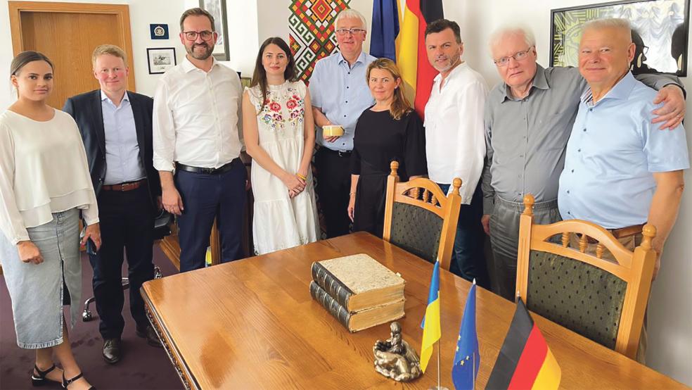 Seit November 2023 besteht die Partnerschaft zwischen der IHK für Ostfriesland und Papenburg und der Handelskammer Iwano-Frankiwsk. Hier Gäste und Gastgeber beim Besuch.  © Foto: IHK
