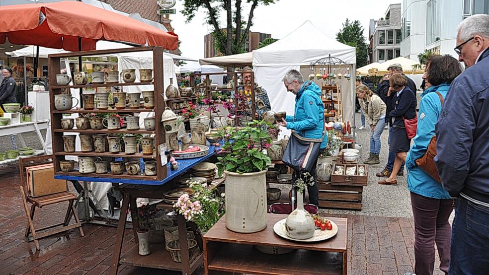 Am Wochenende findet unter anderem wieder der beliebte Leeraner Töpfermarkt statt.  © Archivfoto: Wolters