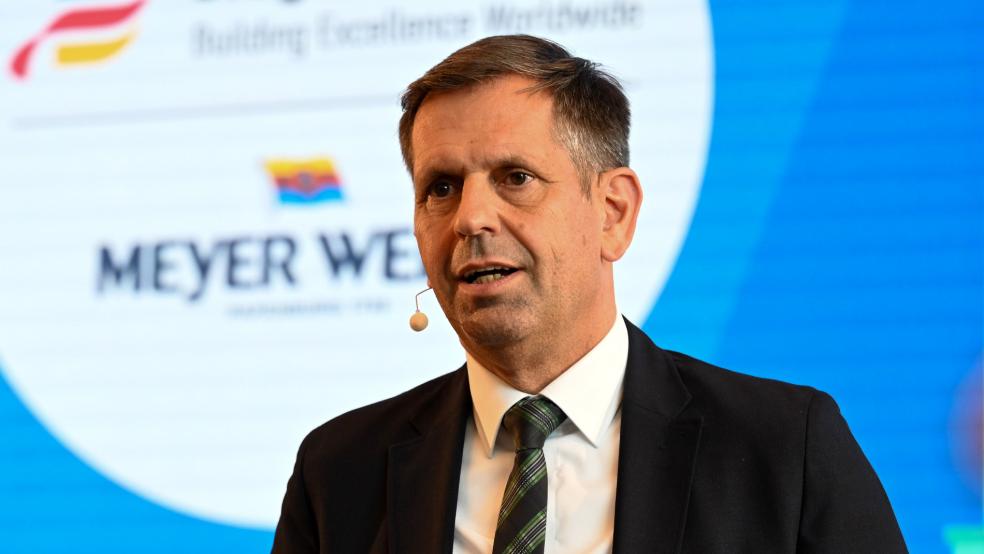 Niedersachsens Wirtschaftsminister Olaf Lies war gestern anlässlich des Brennstarts für Konverter-Plattformen auf der Meyer Werft. © Penning (dpa)