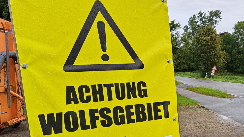 Auf dem Grundstück der ehemaligen Avia-Tankstelle in Midlum hat eine private Initiative inzwischen ein Warnschild aufgestellt. © Szyska