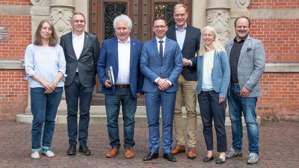 Dr. Sonja König, Leiterin des Archäologischen Dienstes, Dr. Jan F. Kegler, Leiter des Archäologischen Forschungsinstitutes, Landschaftspräsident Rico Mecklenburg, Falko Mohrs, niedersächsischer Minister für Wissenschaft und Kultur, Wiard Siebels, Landtagsabgeordneter und parlamentarischer Geschäftsführer der SPD-Fraktion, Dr. Nina Hennig, Leiterin der Museumsfachstelle/Volkskunde und Raoul-Philip Schmidt, organisatorischer Leiter der Gezeitenkonzerte.  © Landschaft