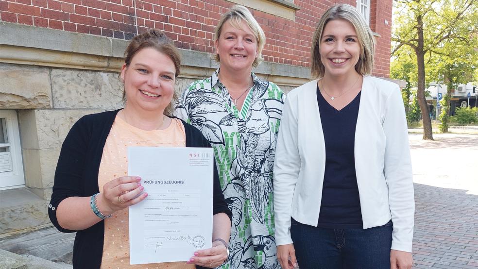 Kerstin Kösters, Personalleiterin Elke Nieweler und Bürgermeisterin Vanessa Gattung (von links).  © Foto: Stadt Papenburg