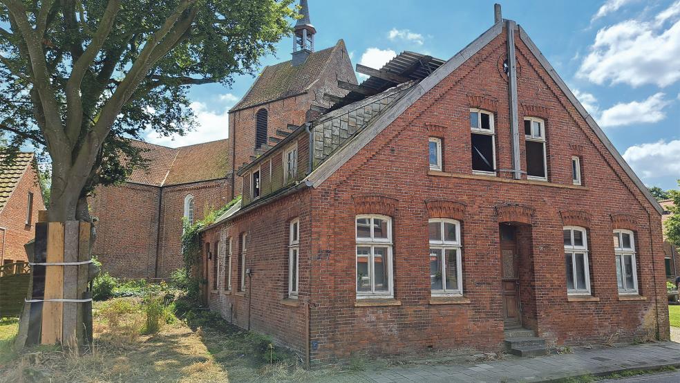 Die Brandruine der »Alten Post« an der Hauptstraße in Stapelmoor wird am kommenden Montag eingerüstet.  © Foto: Szyska