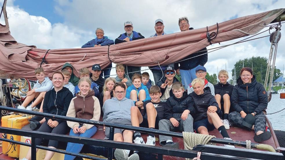 Die Jugendlichen der evangelisch-reformierten Kirchengemeinde Holthusen sowie insgesamt fünf Teamer erlebten viele spannende Tage bei der Segelfreizeit auf dem Ijsselmeer und auf der Nordsee.  © Fotos: privat 