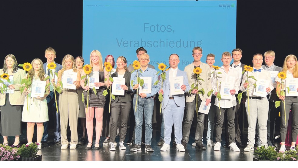 Die Schülerinnen und Schüler des Beruflichen Gymnasiums Technik bekamen ihre Zeugnisse.  © Fotos: BBS II