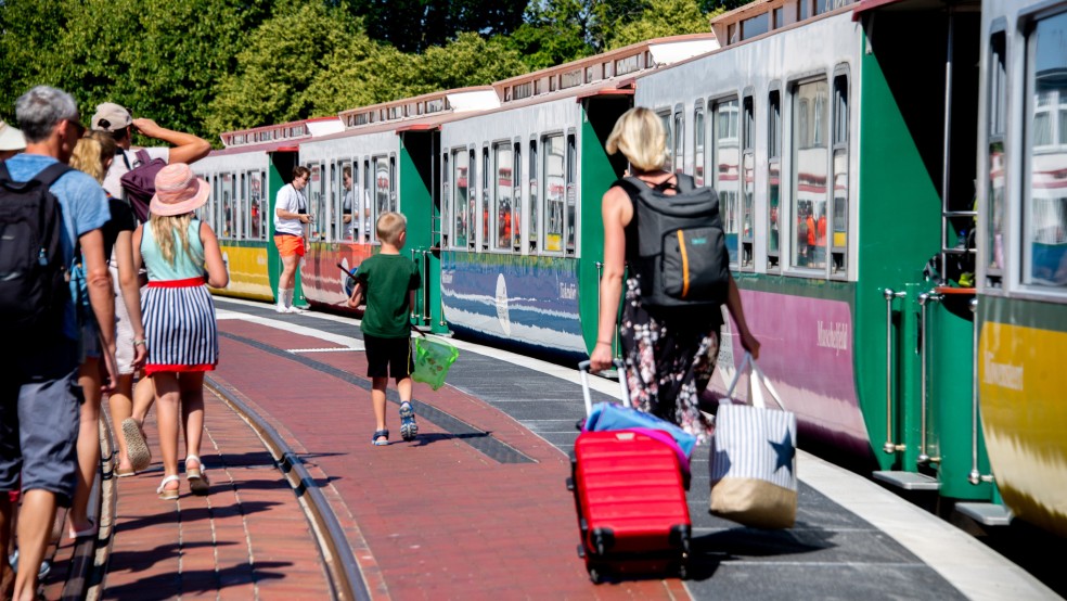 Vor dem Umbau, der in mehreren Phasen erfolgte, hatten die Bahnsteige der Borkumer Kleinbahn eine Höhe von etwa 15 Zentimetern. © Dittrich (dpa)