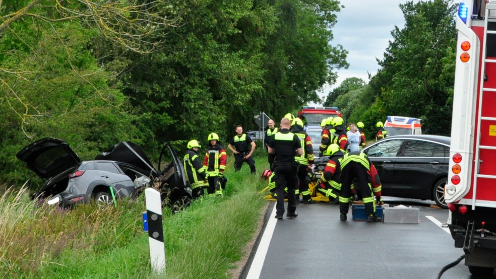 Die Autos waren nicht mehr fahrbereit und wurden abgeschleppt. © Wolters