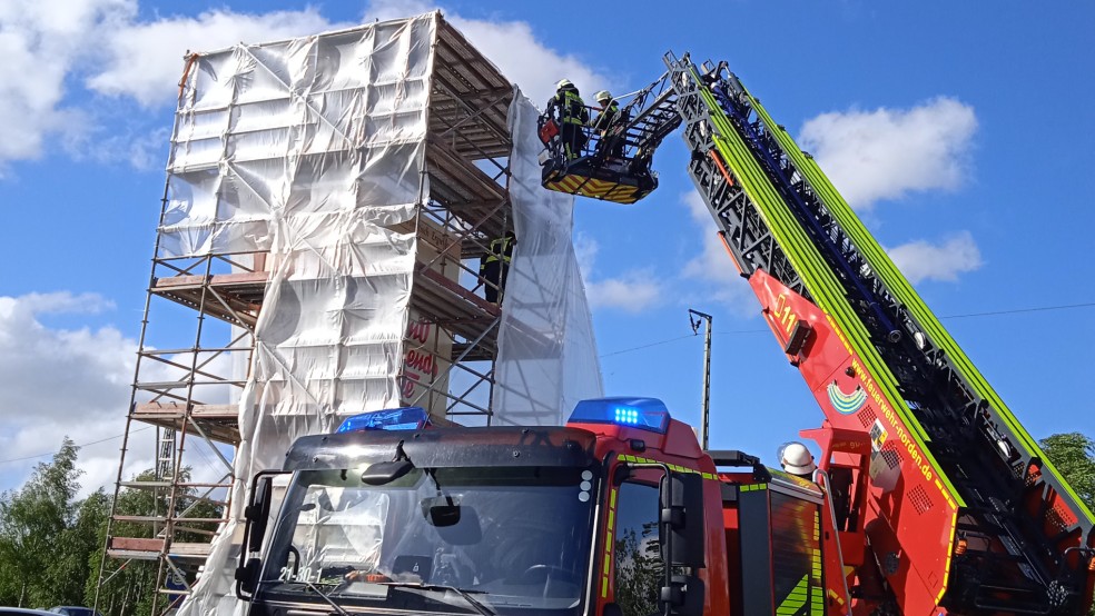 In der Bahnhofsstraße in Norden musste die Feuerwehr einen Gerüstturm sichern. © Feuerwehr