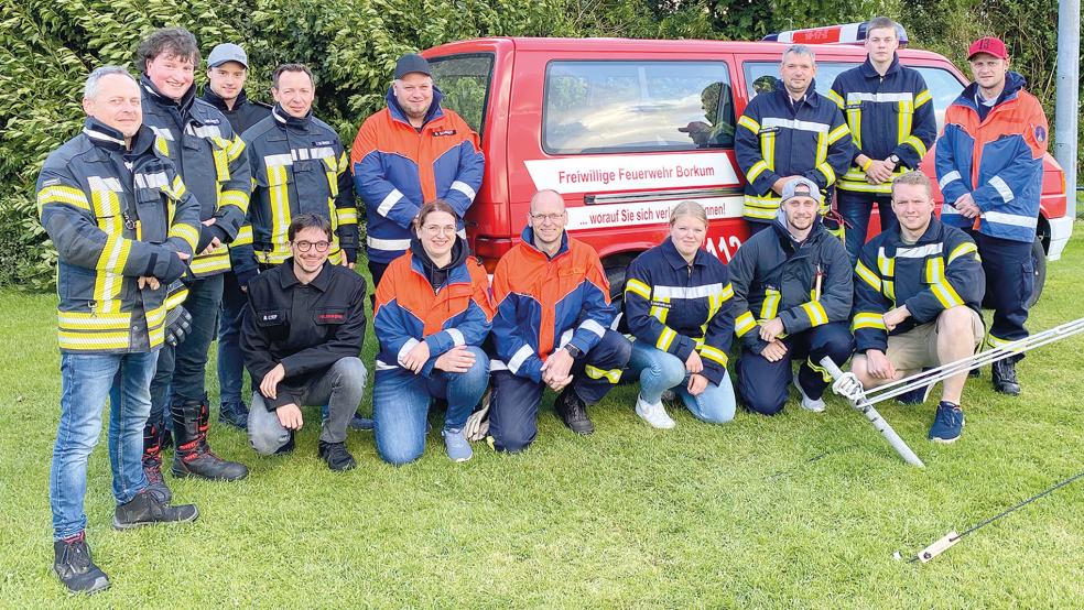 Diese ehrenamtlichen Betreuerinnen und Betreuer der insgesamt vier Jugendfeuerwehren aus der Gemeinde Bunde und von der Insel Borkum machten das Zeltlager für die 75 teilnehmenden Kinder und Jugendliche möglich.  © Foto: Kuper