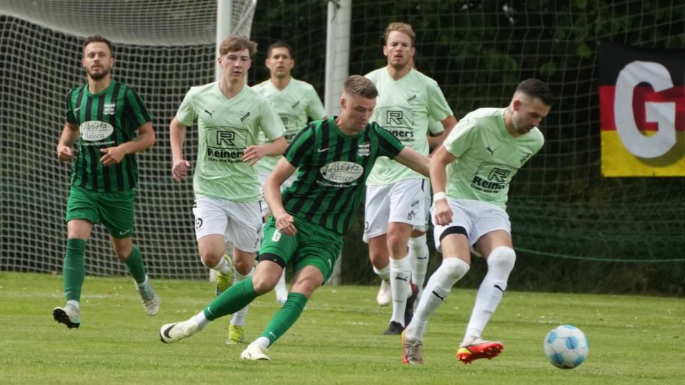 Manuel Suda (rechts) und Grün-Weiß Firrel konnten sich gegen die Sportfreunde Larrelt um Nils Boekholder (dunkelgrünes Trikot) behaupten.  © Mennenga