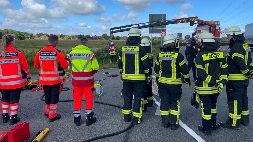 Die Polizei hat ihre Ermittlungen aufgenommen nach einem schweren Verkehrsunfall in Norden, bei dem zwei Frauen starben. © Feuerwehr Norden