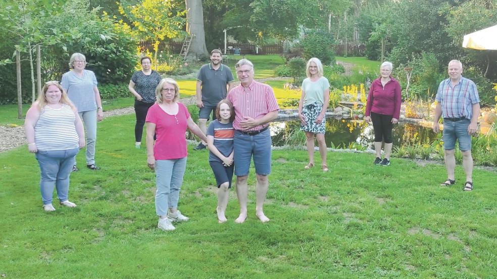 Es grünt so grün… wenn die Wymeester Gottesdienste feiern. Das Orga-Team von »Mitnanne up Padd« und die Familie Wiards (Mitte) laden am 19.Juli um 19 Uhr zu einem besonderen Gottesdienst im Garten ein.  © Foto: Himstedt