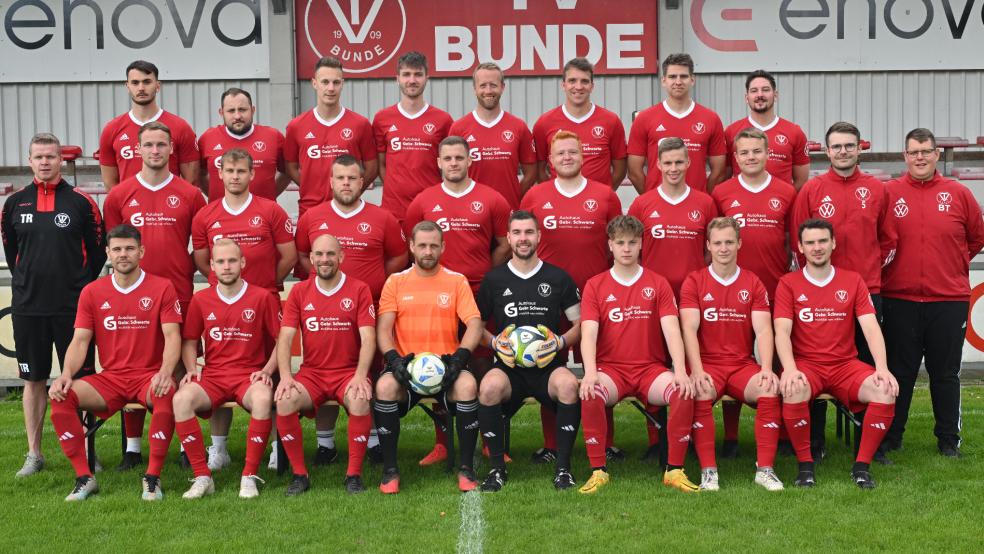 Die 2. Herren des TV Bunde in der Saison 24/25. Obere Reihe von links: Tim Sanders, Daniel Gidion, Maik Tirrel, Erik Dreesmann, Thomas Girod, Volker Wirtjes, Jannik Boekhoff und Enno Oorlog. Mittlere Reihe von links: Trainer Christian Meyer, Jörg Beekmann, Tammo Neumann, Marco Borchers, Sönke Meinders, Niklas Diekmann, Steffen Meyer, Luca Hauwen, Betreuer Elmar Hilbrands und Betreuer Tammo Boekhoff. Untere Reihe von links: Anatoli Elzen, Jelto Neumann, Jannes Riethmann, Marcel Kayser, Jannes Muising, Maarten de Vries, Marcel de Vries und Artur Bertram. Es fehlen: Sven Hertema, Hartwig van Lessen, Keno Siemens, Marvin Pletsch, Steffen Schwede, Christopher Schielicke und Nico Bartels. © Bruins