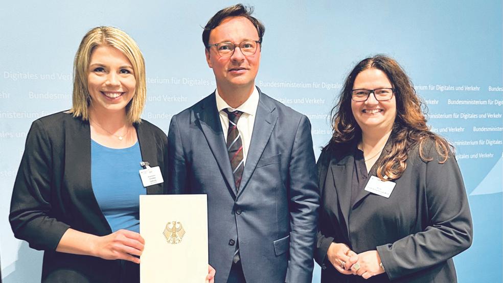 Bei der Übergabe des Förderbescheids (von links): Vanessa Gattung (Bürgermeisterin von Papenburg), Oliver Luksic (Parlamentarischer Staatssekretär beim Bundesminister für Digitales und Verkehr) und die SPD-Bundestagsabgeordnete Anja Troff-Schaffarzyk.  © Foto: Stadt Papenburg