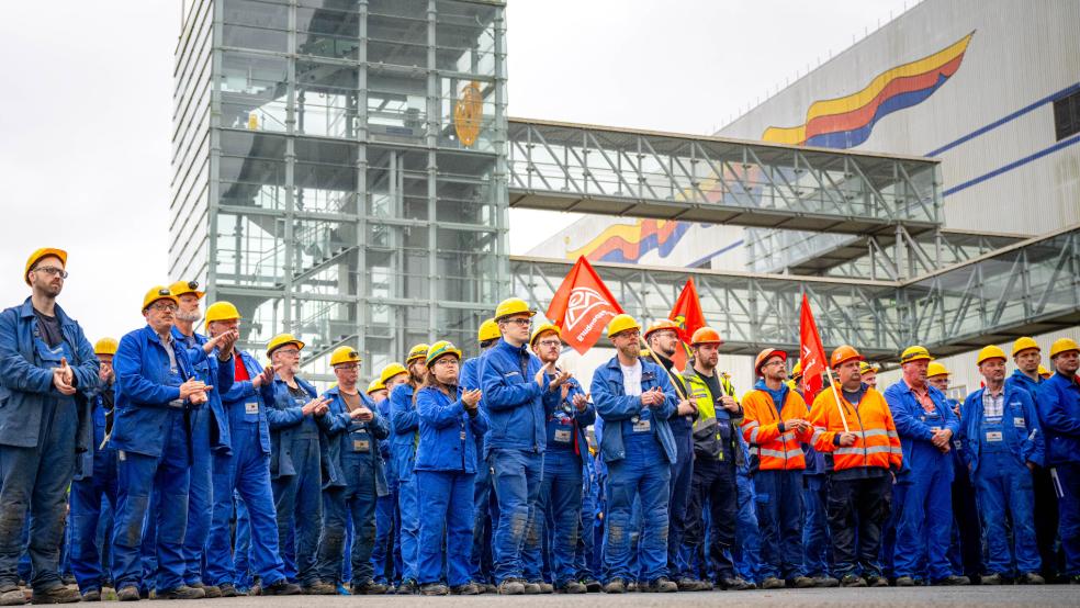 Arbeiter der kriselnden Meyer Werft bei einer Kundgebung vor dem Werkstor.  © Schuldt (dpa)