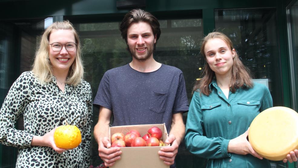 Die Initiatoren des Wochenmarktes (von links) Maren Baumann von der Stadt Weener sowie Leon de Kloet und Melissa Brouwer müssen auf den Neustart warten. © Busemann