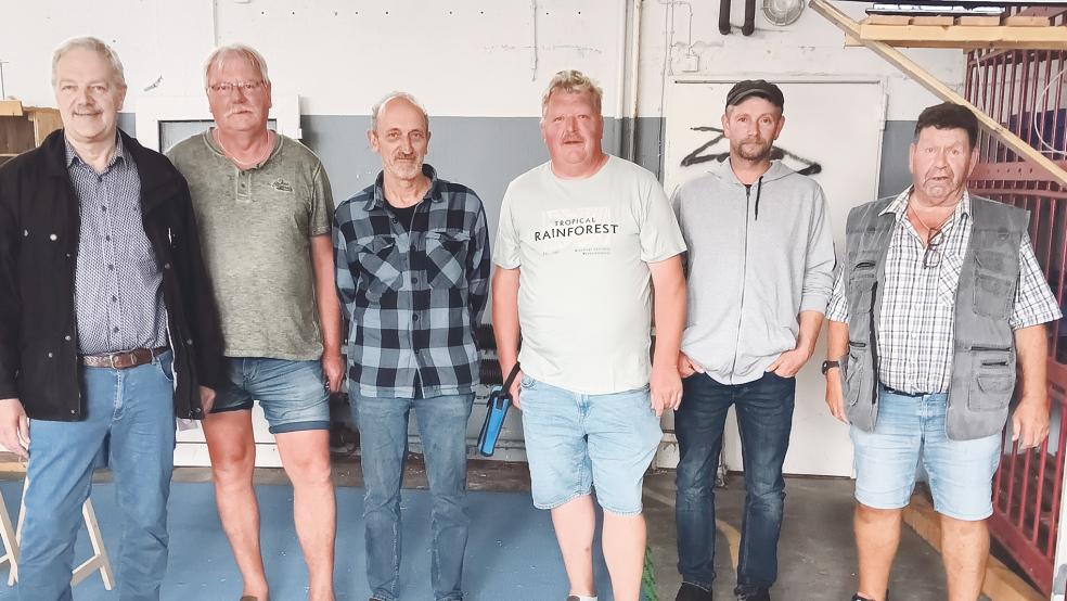 Freuen sich über das enge Meisterschaftsrennen (von links): Johann Rumpf, Hermann Tirrel, Ulfert Nannenga, Norbert Schütte, Thomas Berends und Folkert Schröder.  © Foto: privat