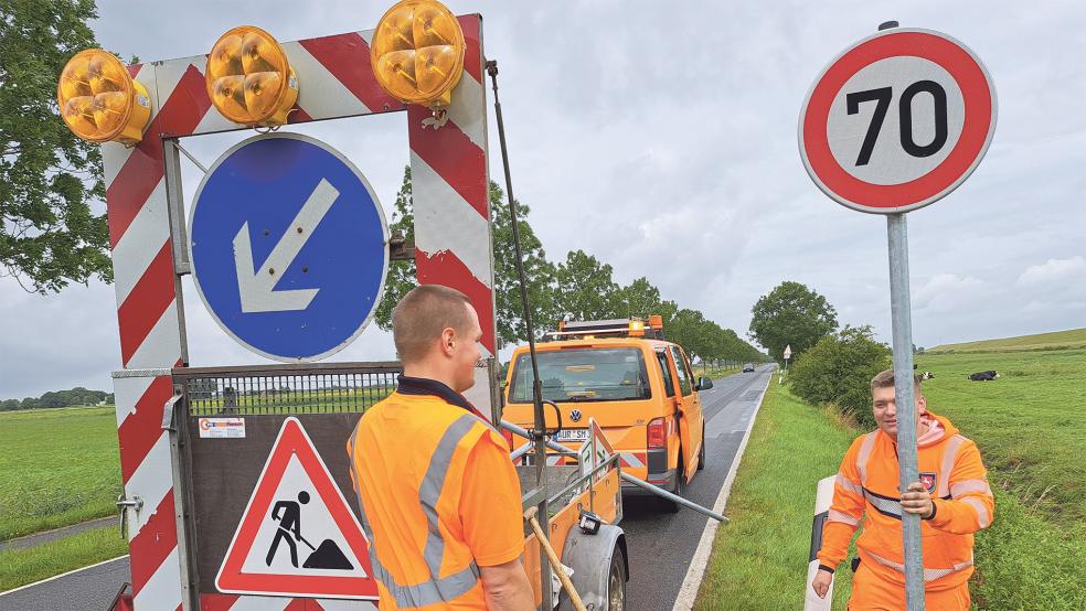 Mitarbeiter der Straßenmeisterei stellten in der vergangenen Woche außerhalb der geschlossenen Ortschaften entlang der L 15 die neuen Schilder mit »Tempo 70« auf.  © Foto: Szyska