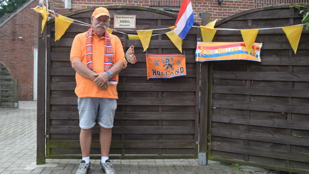 Antjo Smeins aus Bunde bekennt auch außen am Haus Farbe: Sein Herz schlägt für Oranje. Schon am Dienstag fieberte er auf das Halbfinale gegen England hin.  © Fotos: Born