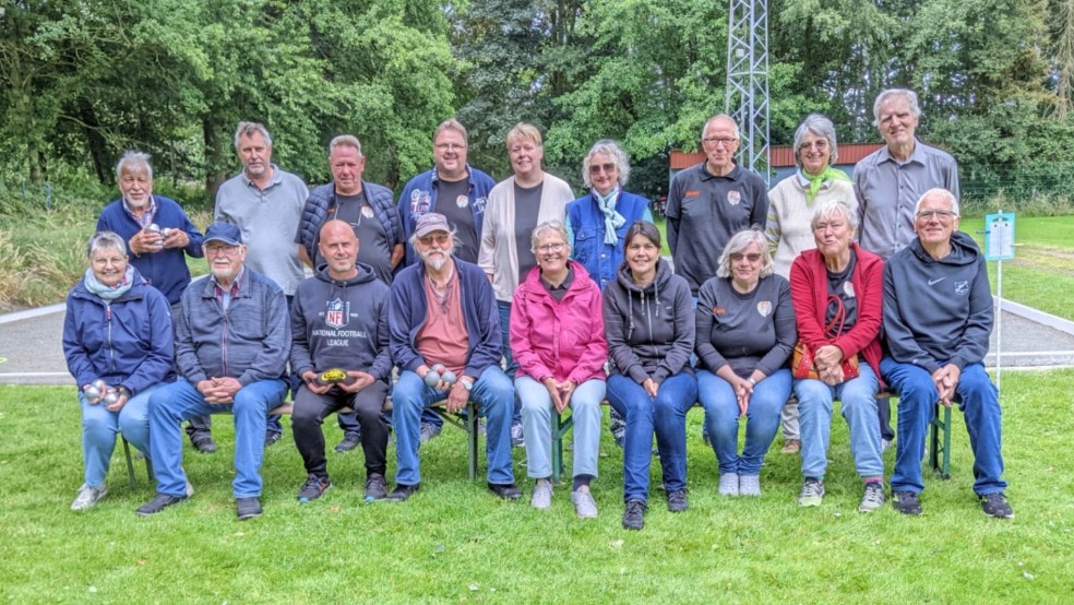 Die Boule-Mannschaften des SV Wymeer-Boen und des SV Teutonia Stapelmoor haben sich am Sonntag in Stapelmoor die Ehre gegeben.  © Foto: privat