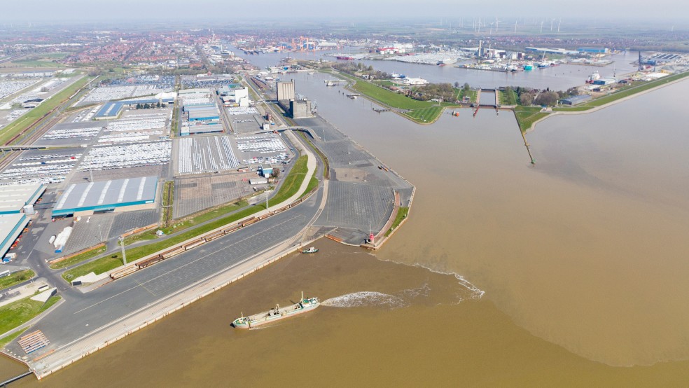Seit dem Morgen um 6 Uhr legen Beschäftigte im Emder Hafen (links das VW-Werk) laut einem Gewerkschaftssprecher ihre Arbeit nieder. © Bruns (dpa)