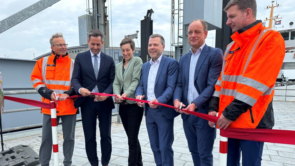 Holger Banik (von links), Geschäftsführer von Niedersachsen Ports, Olaf Lies (SPD), Niedersachsens Wirtschaftsminister, Katrin Büscher, Projektleiterin von Niedersachsen Ports, Frank Ulrichs, Bürgermeister von Norderney, Carl-Ulfert Stegmann, Vorstand der AG Reederei Frisia, und Volker Weiß, Technischer Geschäftsführer von Niedersachsen Ports, schnitten zur Eröffnung der neuen Südmole ein rotes Band durch.  © Bartels (dpa)