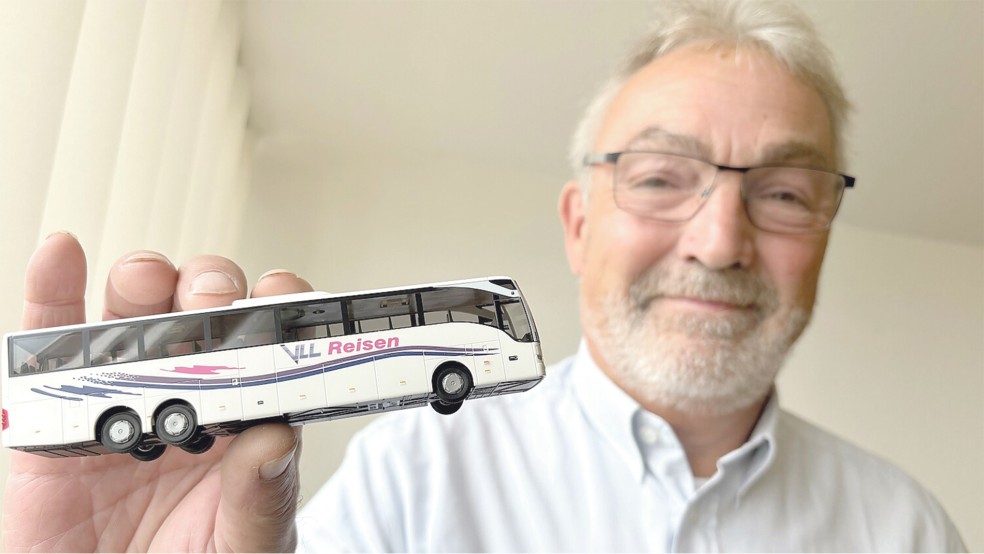 Geschäftsführer Markus Wiening mit einem Modell des Busses, mit dem Tausende von Menschen aus dem Kreis Leer schon in den Urlaub oder auf einen Kurztrip gefahren sind.  © Foto: Marion Janßen