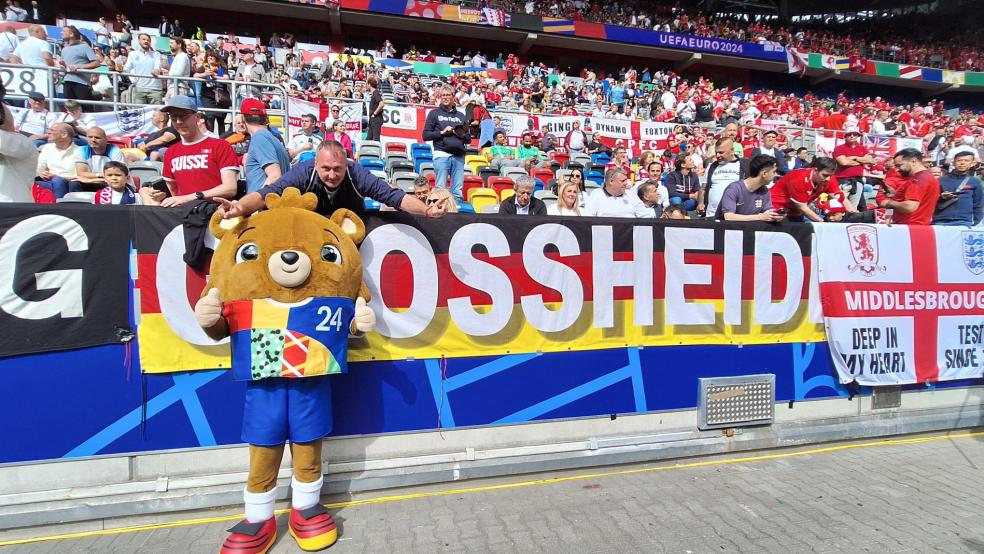 Beim Viertelfinale der Engländer gegen die Schweiz traf Kai Schoolmann vor dem Spiel noch das Maskottchen der Europameisterschaft - »Albärt«.  © Fotos: privat