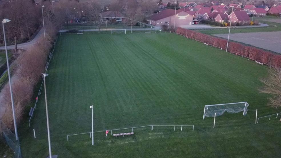 Auf dem Sportplatz (vorne) und in der Lübbert-Watermülder-Halle (hinten) finden im August jede Menge Programmpunkte zum 100-jährigen Jubiläum statt.  © Foto: Bruins