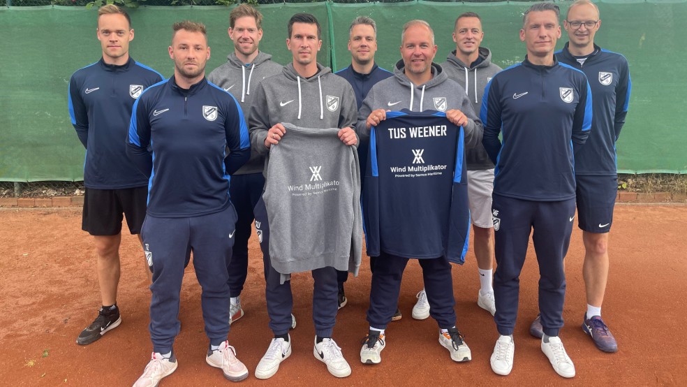 Die Tennis-Herren 30 des TuS Weener freuen sich über neue Aufwärmshirts und Sweatshirts. © Foto: privat