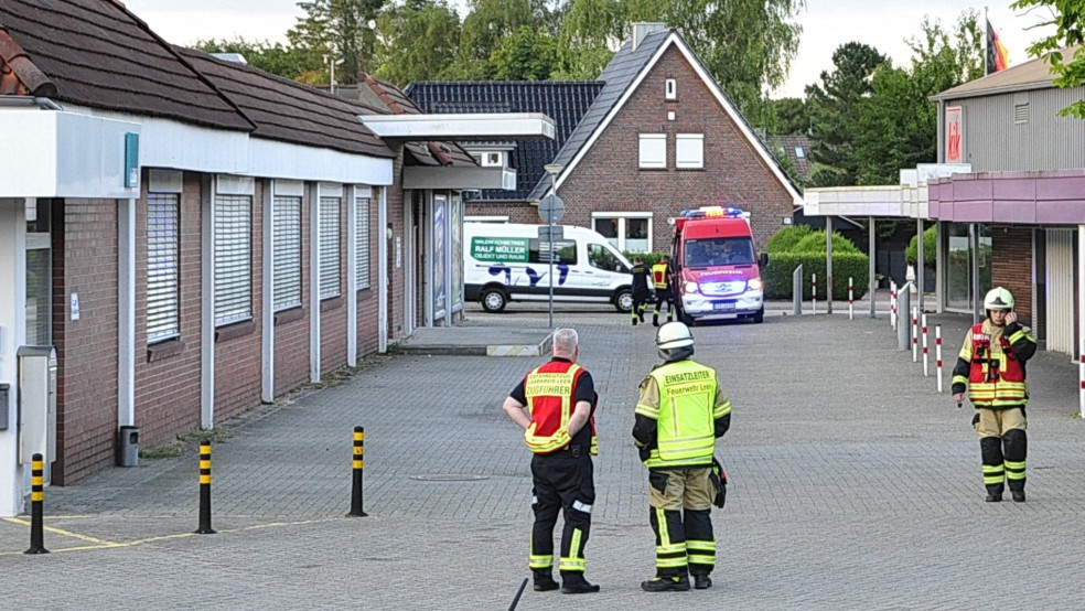 Die Feuerwehr, die mit drei Fahrzeugen und rund zehn Einsatzkräften vor Ort war, konnte den Grund für den Geruch nicht feststellen. © Wolters