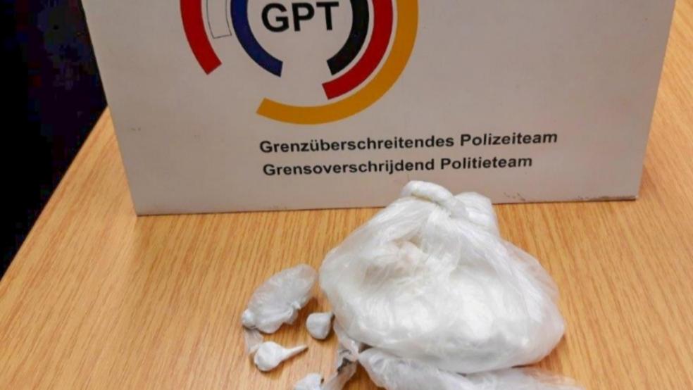 Bei der Kontrolle eines 22-jährigen Autofahrers fiel den Beamten eine ausgeprägte und augenscheinlich unnatürliche Ausbeulung im Genitalbereich auf. Bei der Durchsuchung stießen sie in seiner Unterhose auf das Kokain. © Bundespolizei