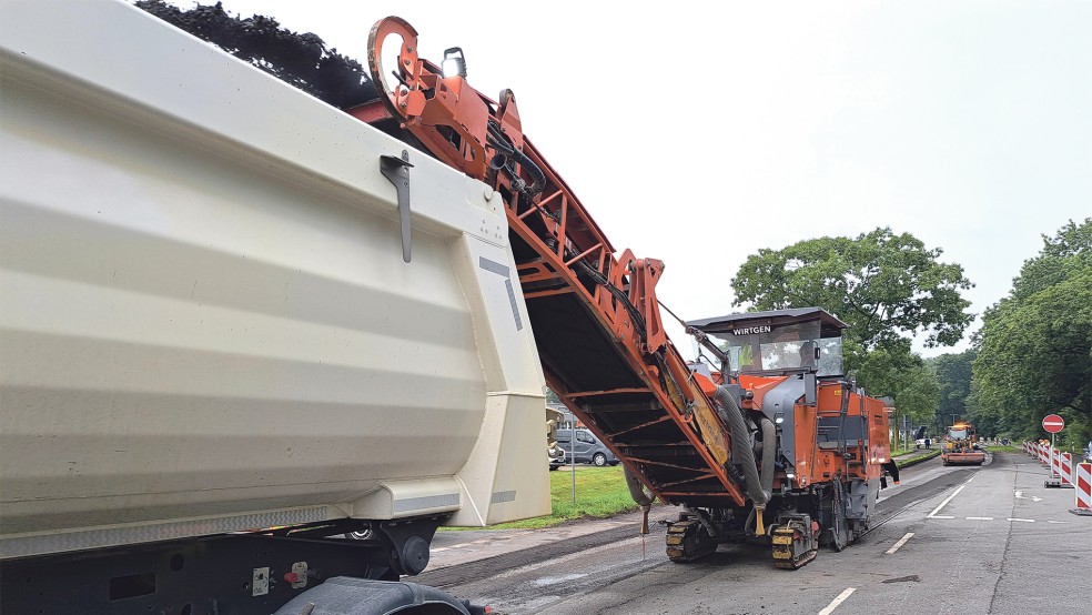 Die Fräse frisst sich Stück für Stück durch den Asphalt der Papenburger Straße (B 70) in Leer.  © Foto: Szyska