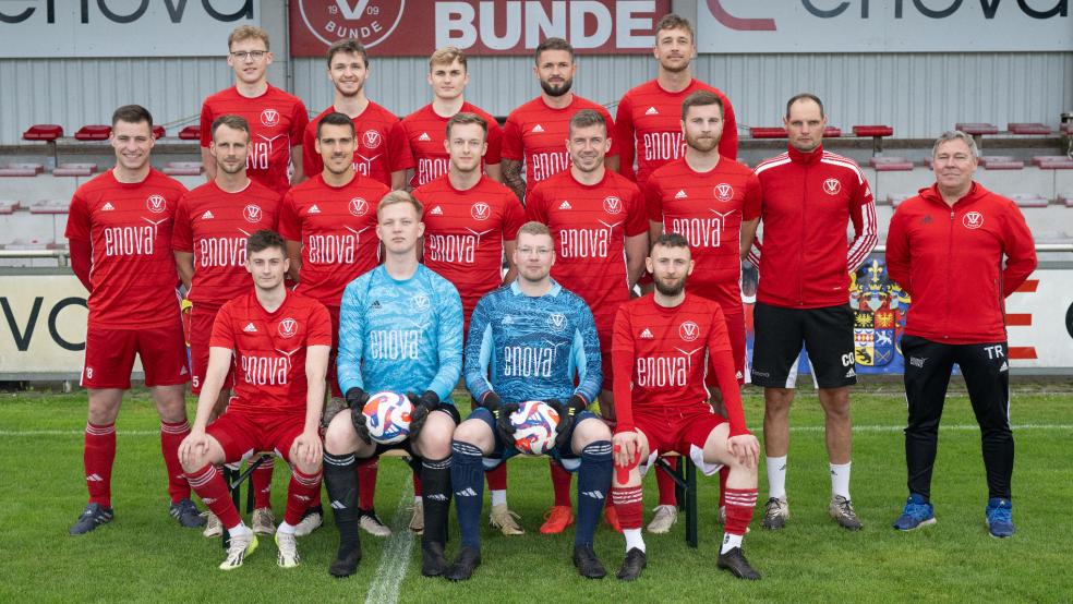 Die 1. Herren des TV Bunde in der Saison 24/25. Obere Reihe von links: Jannik Smidt, Artjom Voronin, Corvin Braun, Markus Winkler und Keno Schmidt. Mittlere Reihe von links: Christoph Buse, Derk Bleeker, Jonas Hantschel, Arne Zimmermann, Lukas Kappernagel, Renke Haken, Torwart-Trainer Christopher Klock und Co-Trainer Ralph Schmidt. Untere Reihe von links: Daniel Hoppen, Joost Oltrop, Steffen Wissmann und Vladislav Bertram. Es fehlen: Trainer Frank Winkler, Betreuer Willy Oltrop, Tim Huxsohl, Mario Fokken, Fabian Yzer, Silas Queder und Steffen Buse. © Bruins