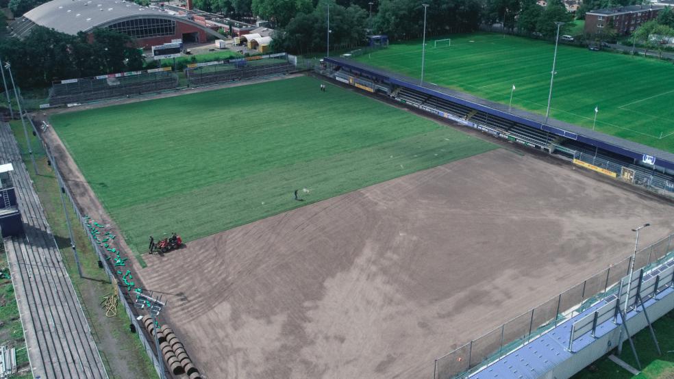 Blick von oben: Der Rollrasen des Ostfriesland-Stadions ist auf diesem Foto zu mehr als 50 Prozent verlegt. © Mennenga