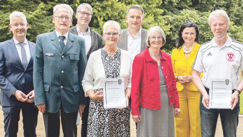 Landrat Matthias Groote (links), Weeners Bürgermeister Heiko Abbas (3. von links), Bundes Bürgermeister Uwe Sap (Mitte) und die CDU-Bundestagsabgeordnete Gitta Connemann (2. von rechts) würdigten den ehrenamtlichen Einsatz von (von rechts) Reinhard Borchers, Geziena Scholtalbers, Hildegard Hinderks und Wilhelm Kohnen.  © Foto: Landkreis Leer