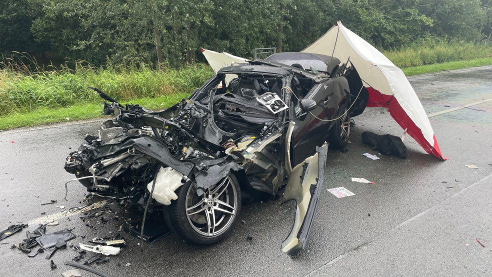 Der SLK war frontal auf einen entgegenkommenden Vito geprallt. © Foto: Kreisfeuerwehr