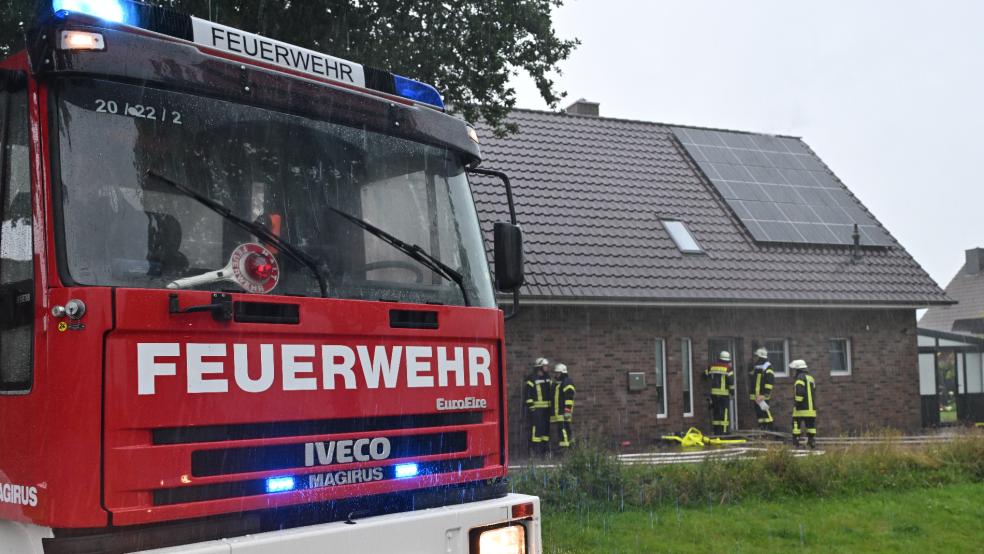 Die Feuerwehr ist aufgrund eines Blitzeinschlages gefordert. © Foto: Bruins