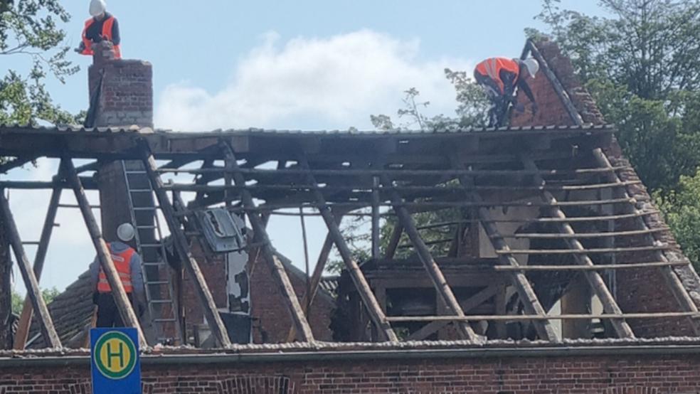 Auf dem Dachboden stießen die Zimmerer auf eine fest verankerte Holzkonstruktion mit einem Blasebalg (in der Bildmitte), die wohl aus der Zeit der Errichtung des Hauses stammt.  © Foto: privat