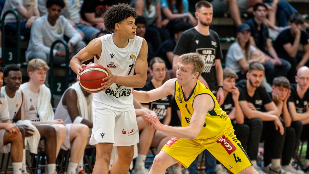 Schwierige Aufgabe für Bennett Spree (rechts): Jack Kayil, Spielmacher der Young Rasta Dragons, ist U19-Nationalspieler und zum MVP der Finalspiele gewählt worden. © privat