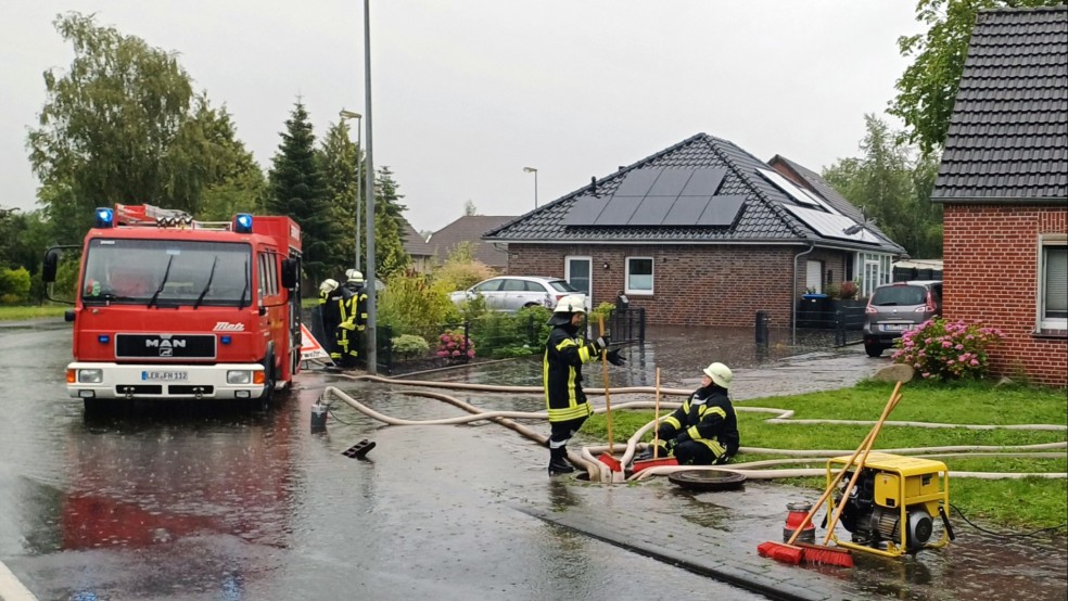 In Holthusen standen ganze Straßen komplett unter Wasser, das zum Teil in die Wohnhäuser lief. © Rand