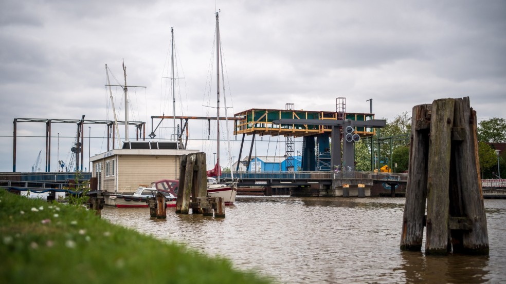 An der Eisenbahnbrücke am Hafen finden Bauarbeiten statt. © Schuldt/dpa