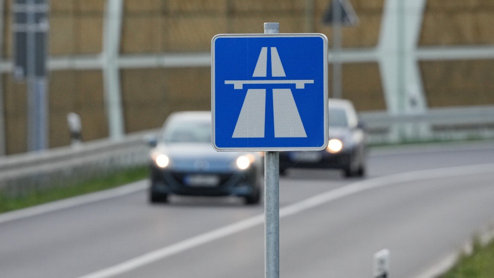 Auf der Autobahn 28 hat ein Raser mehrere Autos auf gefährliche Weise überholt. (Symbolbild) © Stache/dpa